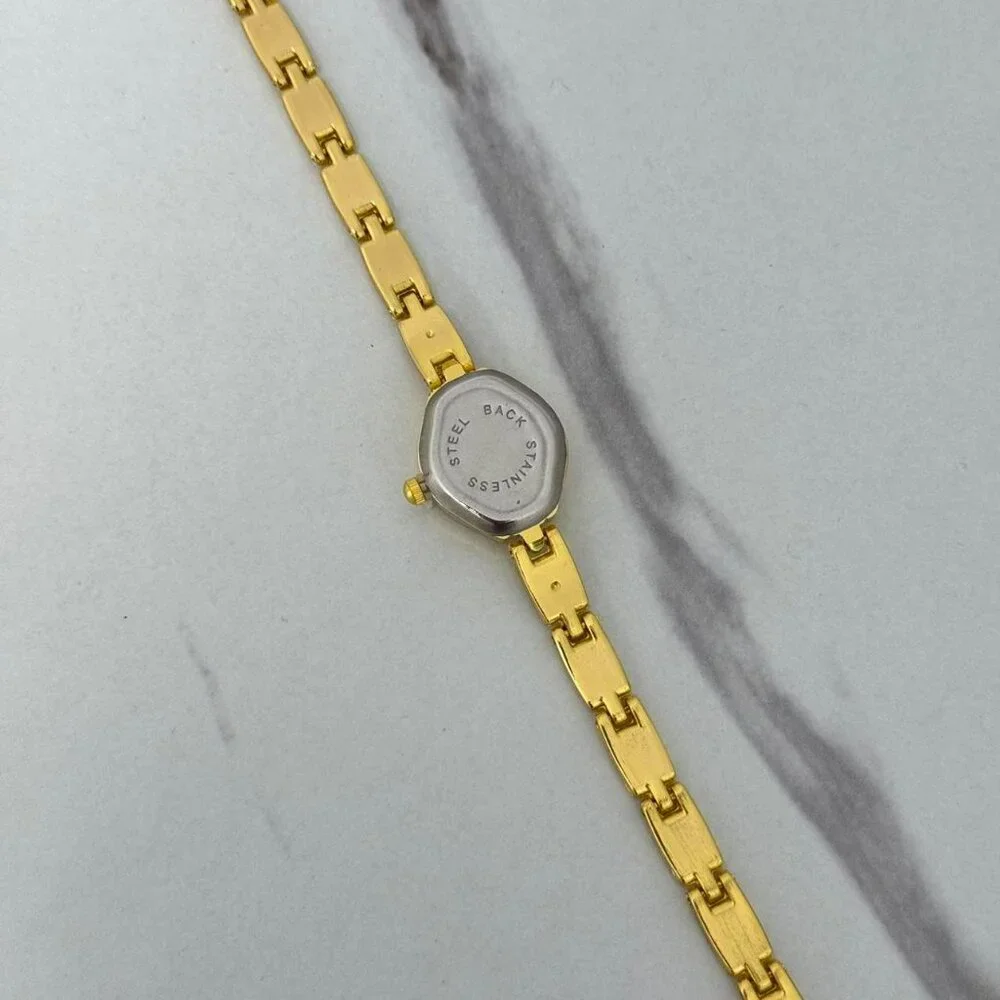 Sku 0476 vintage vibe gold mini watch + in a‎ gift box + strap reduction tool - Picture 7 of 8